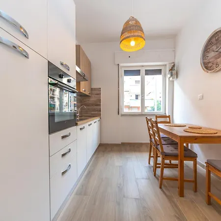 Front Lucio Sestio Apartament *