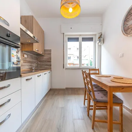 アパート Front Lucio Sestio ローマ